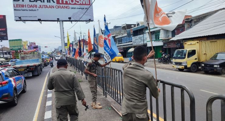 Ganggu Keselamatan, Ribuan APK di Jalur Pantura Cirebon Diturunkan
