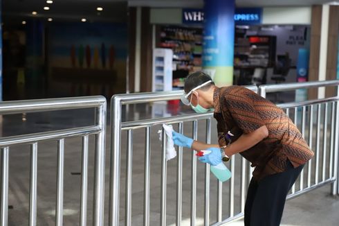 Cegah Penyebaran Covid-19, Bandara Ngurah Rai Semprot Disinfektan
