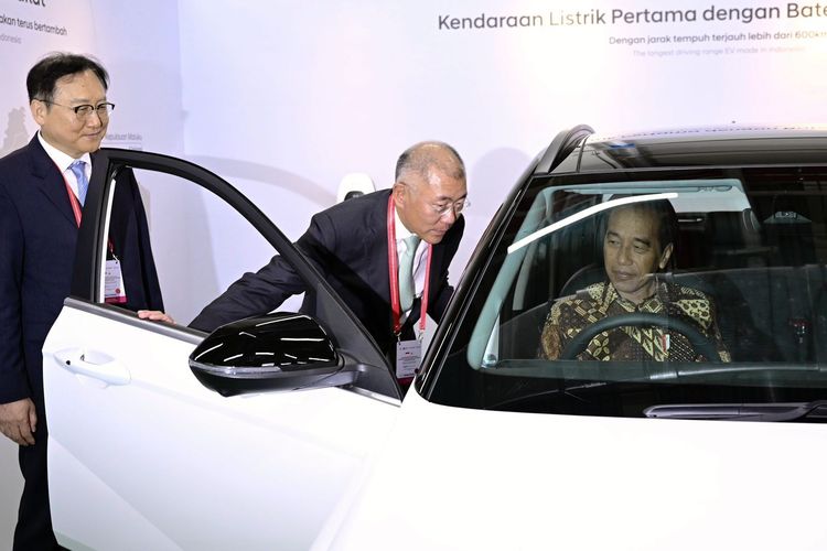 Presiden RI Joko Widodo bersama Executive Chairman Hyundai Motor Group Euisun Chung mengunjungi pabrik sel baterai terintegrasi pertama di Indonesia dari PT Hyundai LG Indonesia (HLI) Green Power yang berlokasi di Karawang New Industry City (KNIC), Jawa Barat pada Rabu (3/7/2024).
