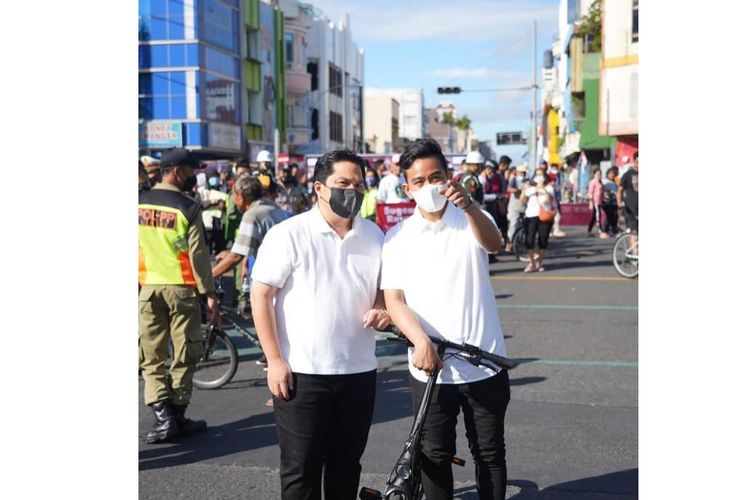 Wali Kota Solo Gibran Rakabuming Raka tengah berpose bersama Menteri BUMN Erick Thohir di sela-sela kunjungan Jokowi di Car Free Day, Solo pada Minggu (7/8/2022) pagi.