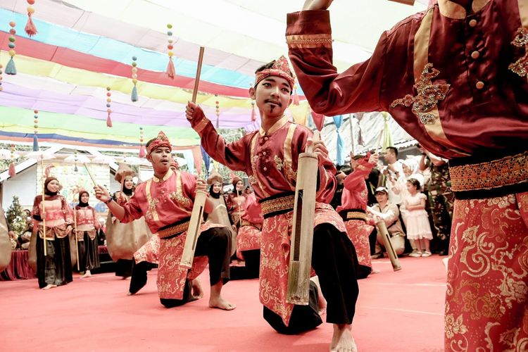 Salah satu pertunjukan tari di Desa Adat Pulo, Garut, Jawa Barat, Senin (3/9/2019)