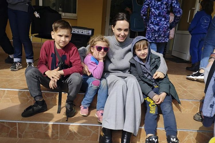 Dalam gambar yang disediakan oleh balai kota Lviv, Angelina Jolie, bintang film Hollywood dan duta UNHCR, berpose untuk foto bersama anak-anak di Lviv, Ukraina, Sabtu, 30 April 2022. Jolie berada di Ukraina untuk menemui anak-anak yang terkena dampak bencana. perang dan mengunjungi rumah sakit dan LSM membantu yang terluka dan terlantar.