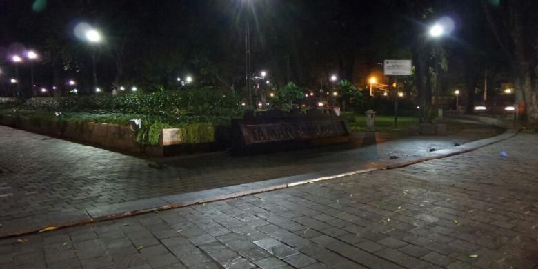 Taman Suropati bebas dari PKL dan parkir liar. Foto diambil pada Selasa (14/6/2016) malam. 