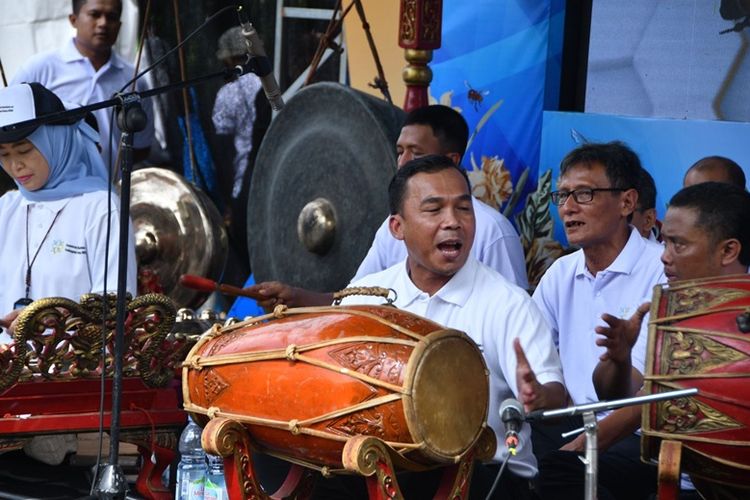 Menteri Kependudukan dan Pembangunan Keluarga sekaligus Kepala BKKBN Dr H Wihaji SAg MPd saat tampil sebagai pemain kendhang.