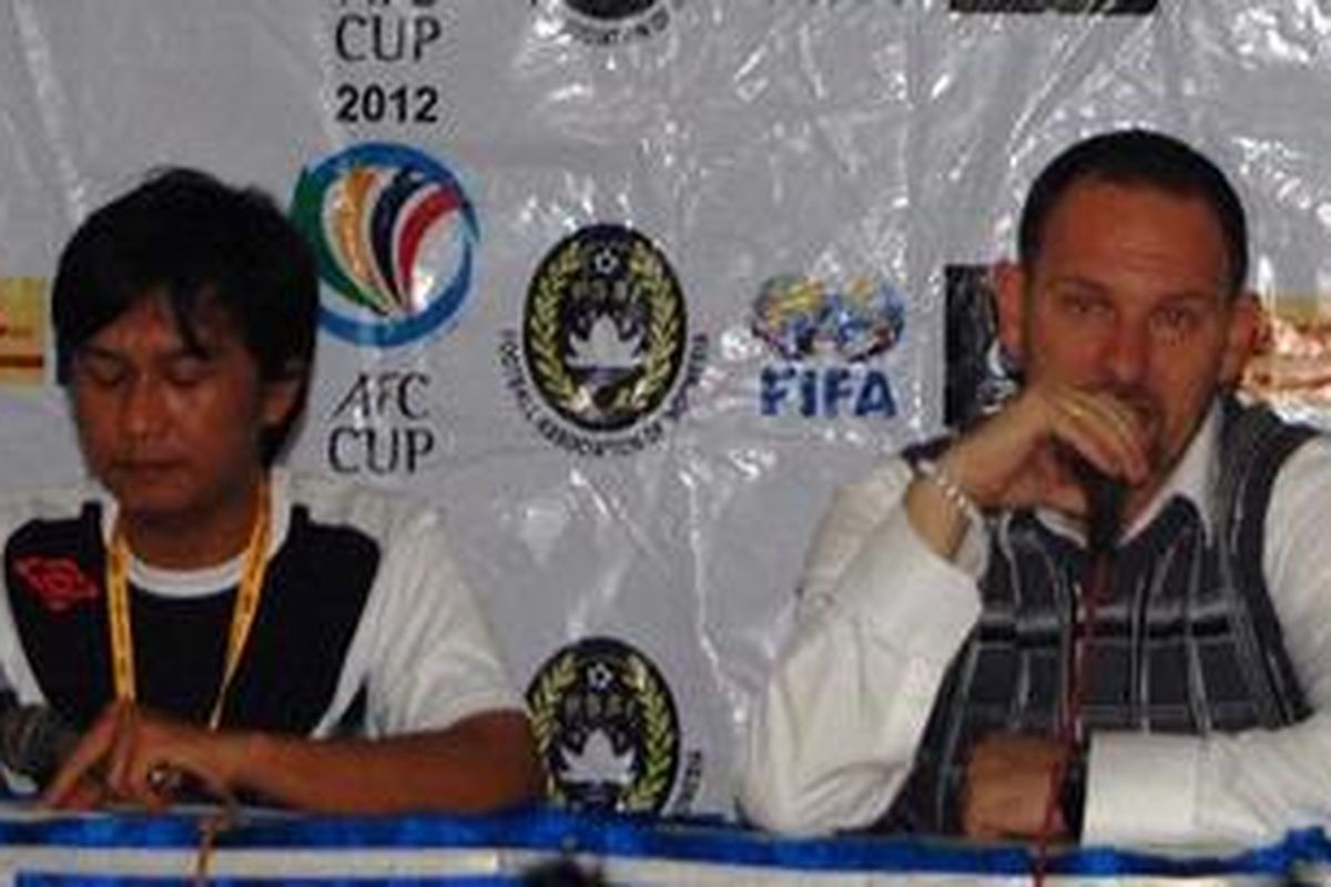 Media Officer Arema, Noor Ramadhan (kiri). 