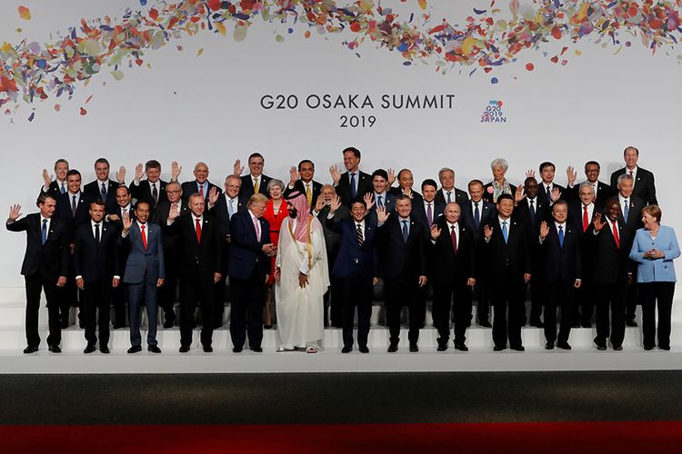 Presiden Joko Widodo (depan, tiga kiri) melambaikan tangan saat berfoto bersama para pemimpin negara-negara peserta KTT G20 di Osaka Jepang, Jumat (28/06/2019). Presiden Joko Widodo didampingi Ibu Negara Iriana mengikuti serangkaian acara KTT G20 dan pertemuan bilateral dengan sejumlah pemimpin negara sahabat pada 28-29 Juni di Osaka.