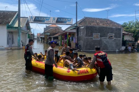 Probolinggo Diterjang Banjir Rob 3 Hari, Warga Dievakuasi Pakai Perahu Karet