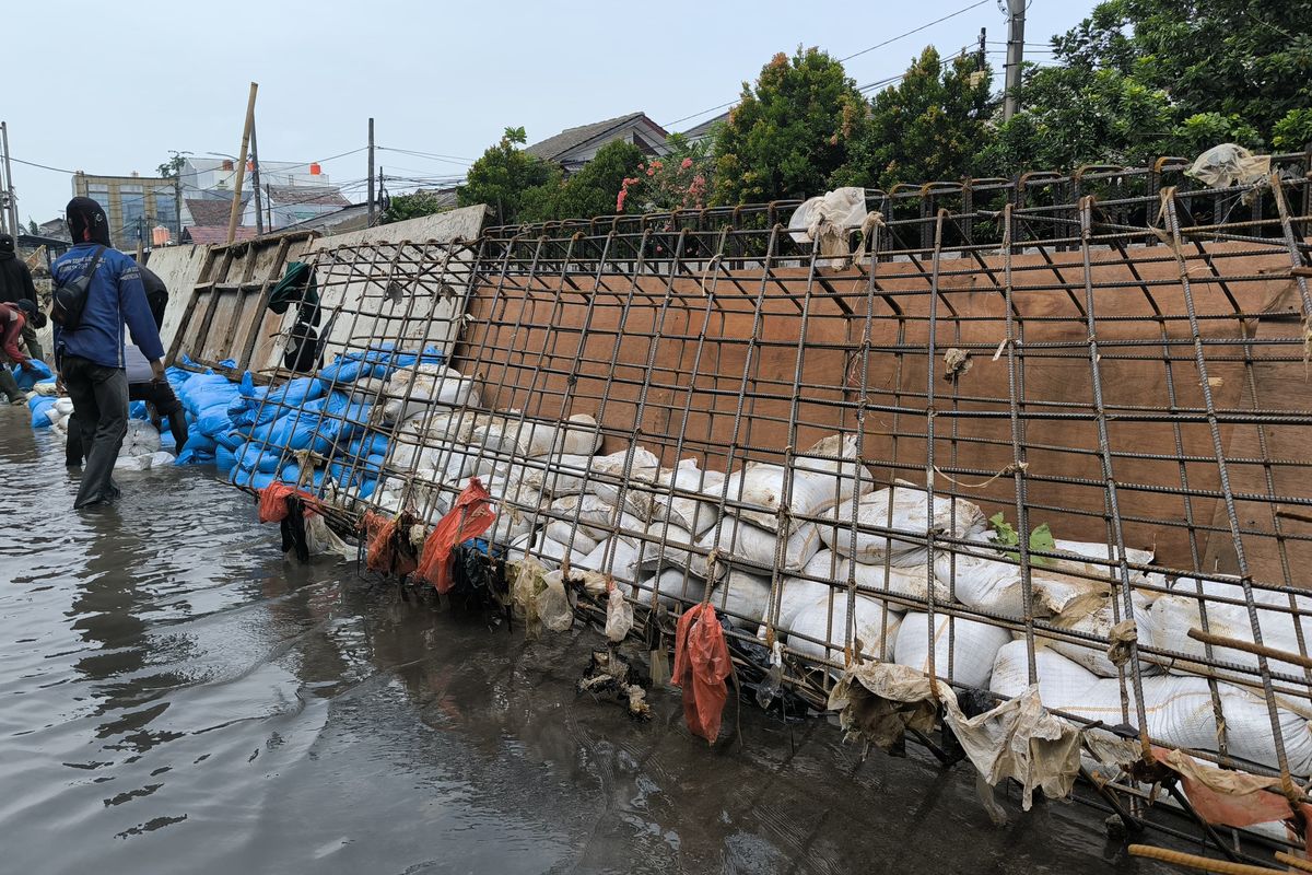 Banjir Dua Kali dalam Seminggu, Warga Taman Mangu Indah Keluhkan Perbaikan Tanggul yang Belum Rampung