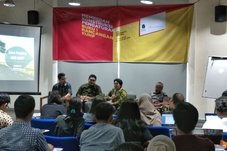 Tim Perumus RKUHP sekaligus Guru Besar Hukum Pidana Universitas Indonesia, Harkristuti Harkrisnowo, dalam sebuah diskusi bertajuk Membedah Konstruksi Pengaturan Buku I Rancangan KUHP di Kampus STH Indonesia Jentera, Kuningan, Jakarta Selatan, Senin (7/5/2018).