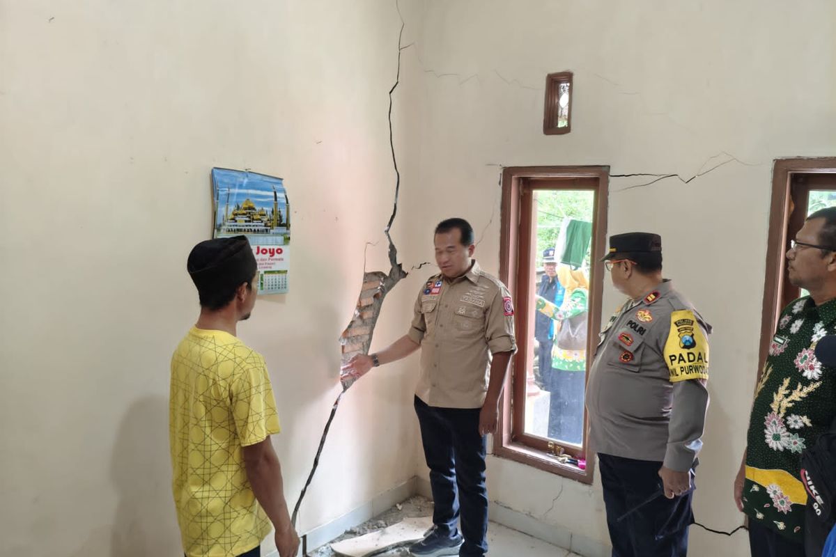 Kondisi rumah retak di Dusun Sempu, Desa Cowek, Kecamatan Purwodadi, Kabupaten Pasuruan, Jawa Timur akibat tanah gerak, Kamis (30/01/2025) 