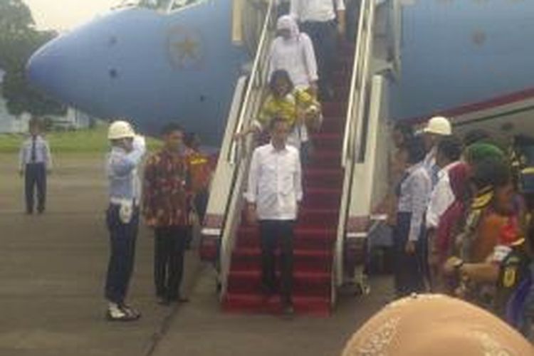  Presiden Joko Widodo, Rabu (29/10), pukul 09.30 WIB, mendarat di Pangkalan TNI AU Soewondo, Medan, Sumatera Utara. Ia tiba di ibu kota Provinsi Sumatera Utara itu setelah terbang sekitar 2 jam menggunakan Pesawat Kepresidenan B737-800 dari Pangkalan TNI AU Halim Perdanakusuma, Jakarta.