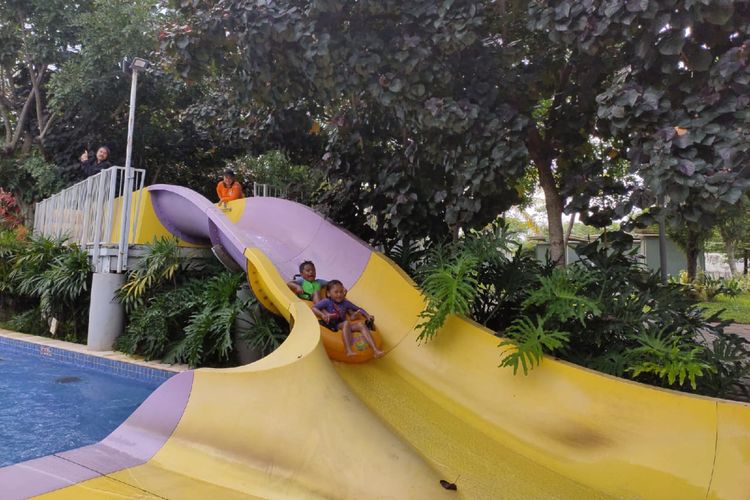 Anak-anak mencoba wahana Go! Round di Go! Wet Waterpark Grand Wisata, Kota Bekasi, Kamis (20/2/2020).