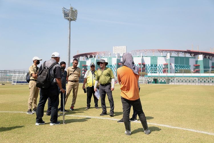 Perwakilan FIFA saat melakukan kunjungan dalam rangka melakukan inspeksi fasilitas persiapan Piala Dunia U17 di Surabaya, Senin (31/7/2023) pagi.