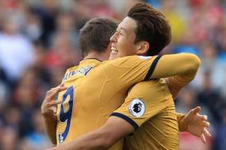 Striker Tottenham Hotspur, Son Heung-min (kanan), berpelukan dengan rekannya, Vincent Janssen, setelah mencetak gol ke gawang Middlesbrough dalam laga Premier League di Stadion Riverside, Middlesbrough, 24 September 2016.