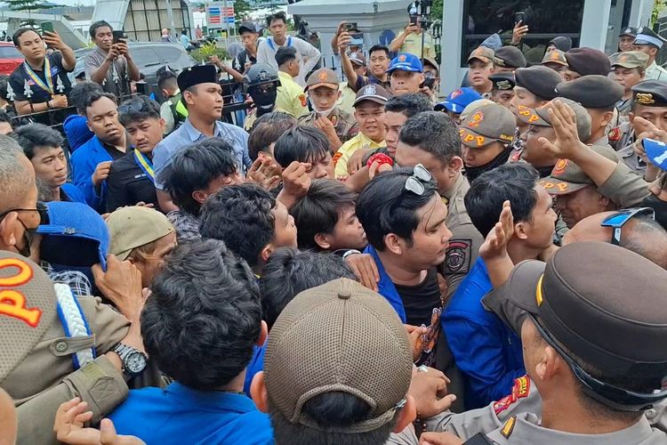 Demo Renovasi Rumah Dinas Gubernur Kaltim Rp 25 Miliar Ricuh, Mahasiswi Pingsan