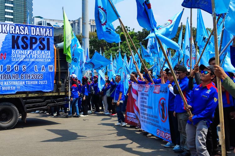 Demo 5.000 buruh di depan Patung Kuda tuntut pencabutan UU Cipta Kerja, Kamis (14/9/2023). 