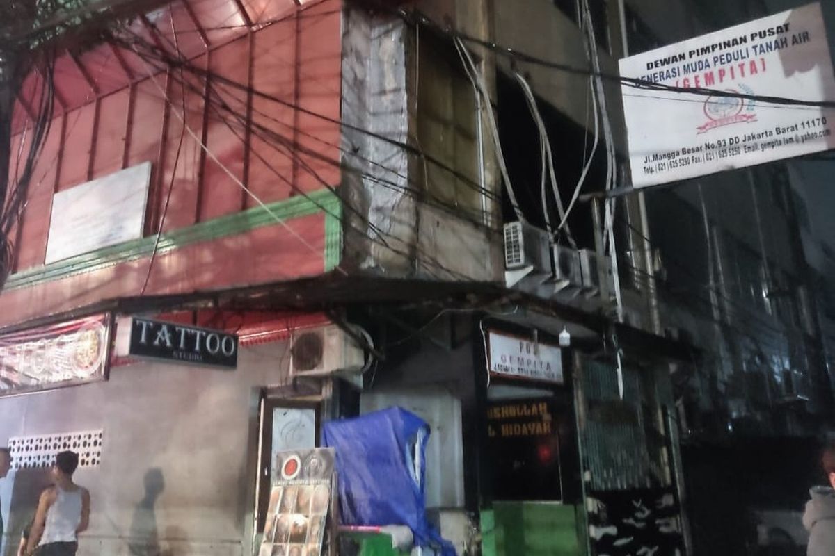 Sebuah tempat hiburan malam, tempat karaoke CMC di Jalan Mangga Besar Raya, Tamansari, Jakarta Barat, dilanda kebakaran pada Jumat (7/10/2022) dini hari. 