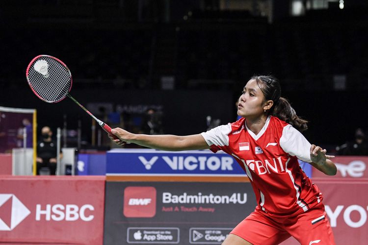 Pebulutangkis tunggal putri Indonesia Bilqis Prasista mengembalikan kok ke arah lawannya pebulu tangkis tunggal putri Prancis Yaelle Hoyaux dalam pertandingan babak penyisihan grup A Piala Thomas Uber 2022 di Impact Arena, Bangkok, Thailand, Minggu (8/5/2022). Bilqis Prasista mengalahkan Yaelle Hoyaux dengan skor 17-21, 21-14 dan 21-18, sehingga Indonesia menang 5-0 atas Prancis.