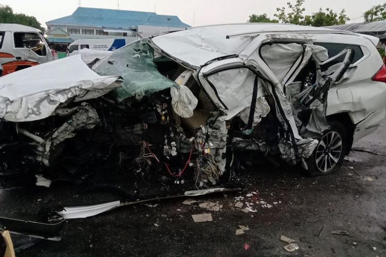 Kondisi kendaraan yang ditumpangi keluarga Vanessa Angel, setelah mengalami kecelakaan tunggal di (Km) 672+300 jalur A ruas Tol Jombang arah Mojokerto.