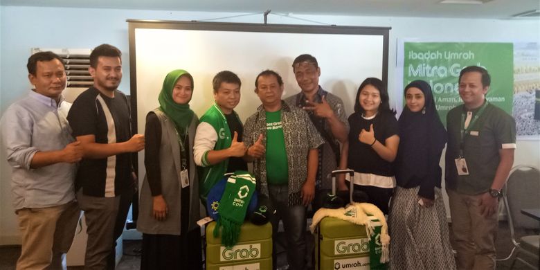 Melalui program Impuan Umroh itu Dekat, Grab bersama Umroh.com memberangkatkan 74 mitra pengemudi GrabCar berserta keluarganya untuk melaksanakn ibadah umroh gratis dan halal trip ke Turki.