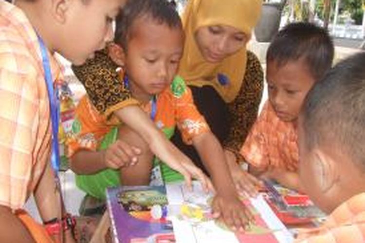 Murid-murid Paud Cerdas Kabupaten Banyuwangi memasang puzzle Pancasila dalam rangka memperingati Hari Kesaktian Pancasila di depan Taman Makam Pahlawan Wisma Raga Satria Banyuwangi