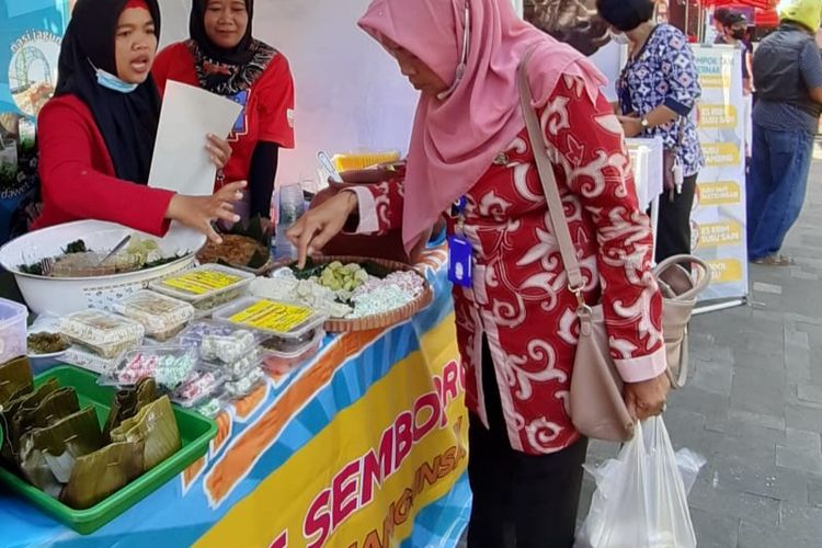 Stand KWT Sembodro yang menyajikan olahan non-nasi diminati pengunjung Salatiga Agro Festival