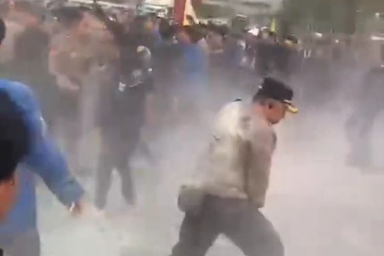 Perwira Polisi AKBP Adri Patah Kaki Saat Amankan Demo Mahasiswa di DPR