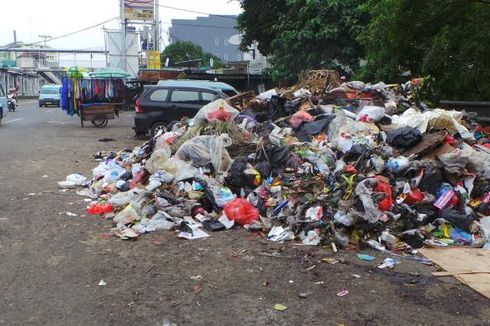 Gundukan Sampah Setinggi Mobil Kotori Ruas Jalan Matraman Raya