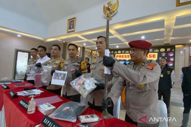 Polisi menunjukkan barang bukti alat kejahatan untuk pencurian barang minimarket di Kabupaten Garut, Jawa Barat, Rabu (24/1/2023).  