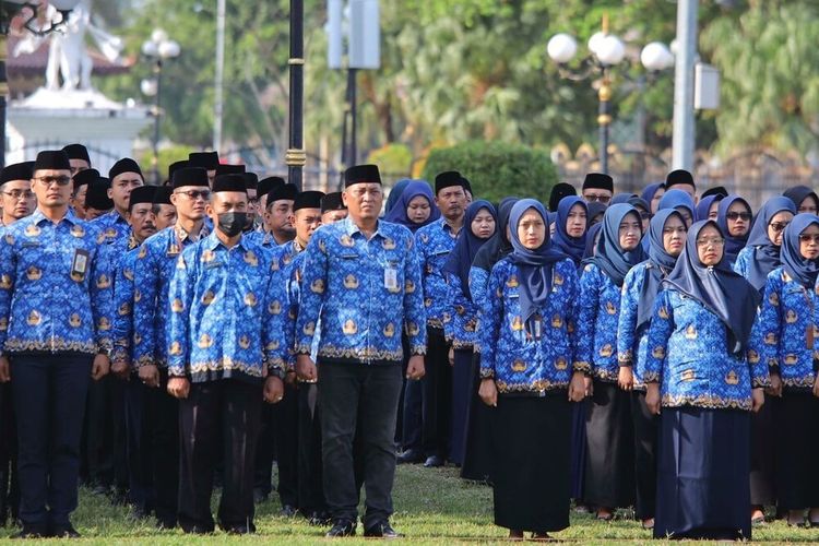 Ilustrasi ASN, PNS, PPPK. ASN bolos kerja berisiko dipecat dengan tidak hormat dan kehilangan hak tunjangan serta uang pensiun sesuai aturan BKN dan UU ASN.