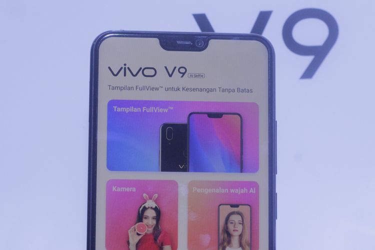Poni atau Notch Vivo V9 sebagai rumah earpiece dan sensor kamera depan 24 megapiksel. Vivo V9 dilengkapi fitur AI beauty yang diklaim menghasilkan foto lebih jelas di kondisi redup. 