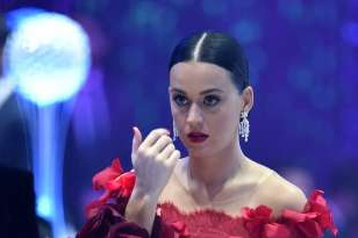 Penyanyi AS Katy Perry menghadiri perhelatan amfAR's 23rd Cinema Against AIDS Gala di Hotel du Cap-Eden-Roc di Cap'Antibes, Perancis, Kamis (19/5/2016).