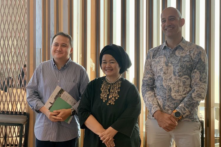 Pengamat restoran dan penulis kuliner Kevindra Soemantri, Area General Manager, Bali Premium & Select Properties, and General Manager of The Westin Resort Nusa Dua, Sander Looijen, dan Founder & Executive Chairperson of Javara Helianti Hilman di acara  The Launch Event of Future of Food 2026 di The Westin Jakarta, Selasa (14/10/2025). 