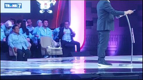 Aksi Menteri Investasi saat Debat Cawapres, Setia Bisiki Gibran hingga Jingkrak-jingkrak