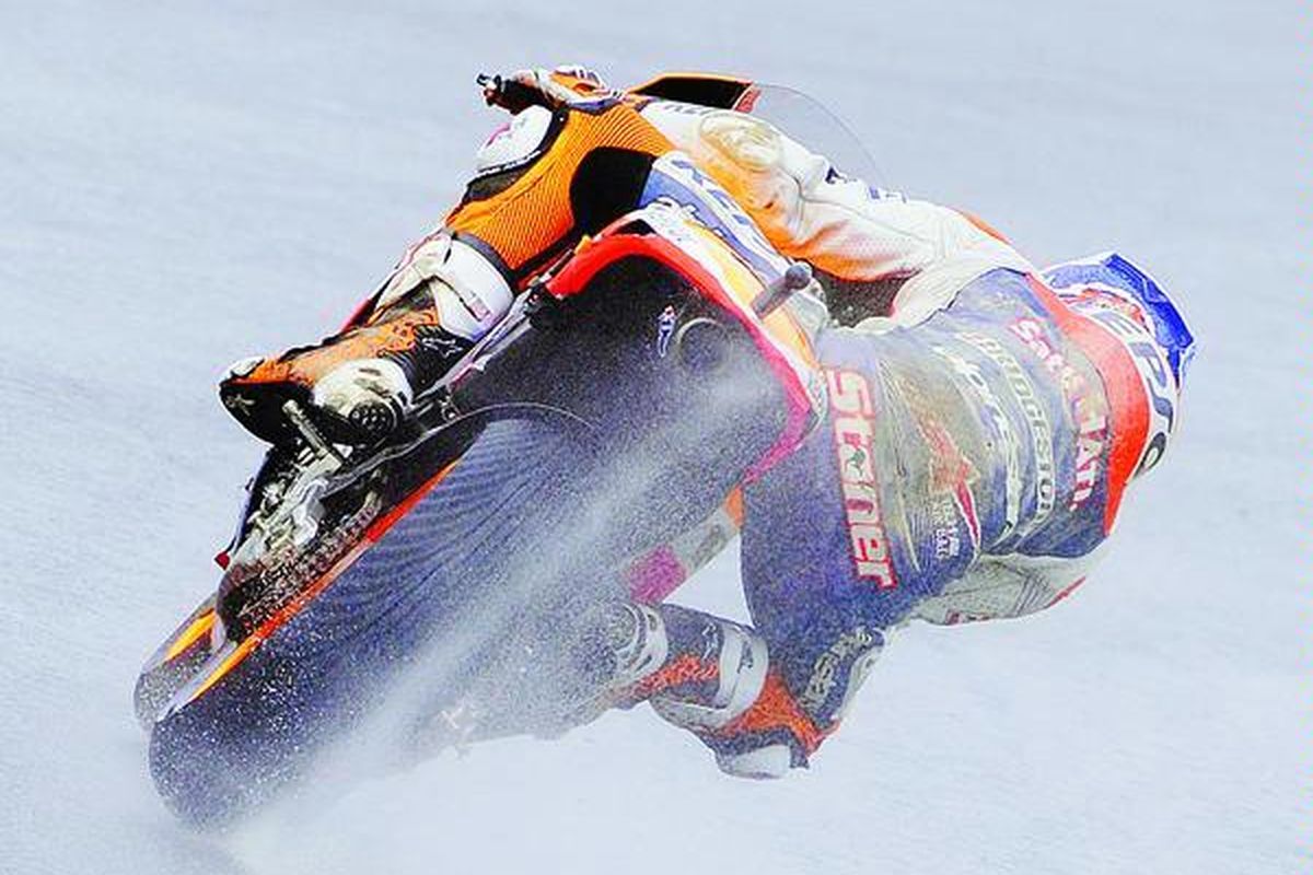 Pebalap Repsol Honda, Casey Stoner, menjuarai GP Ceko di lintasan Brno, Ceko, Minggu (14/8). Stoner memimpin klasemen sementara MotoGP, diikuti pebalap Yamaha, Jorge Lorenzo.