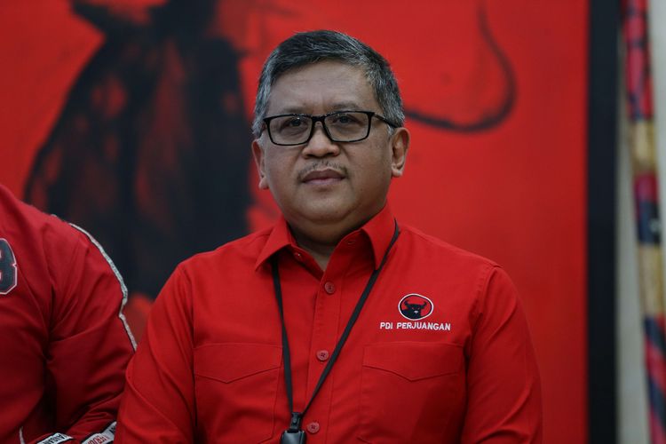 Sekretaris Jenderal DPP PDI Perjuangan Hasto Kristiyanto saat jumpa pers pemanggilan Gubernur Jawa Tengah Ganjar Pranowo di Kantor DPP PDI-P, Jakarta, Senin (24/10/2022).  Kehadiran Ganjar diketahui untuk memenuhi panggilan Bidang Kehormatan DPP PDI-P untuk klarifikasi atas pernyataannya yang siap maju sebagai capres.