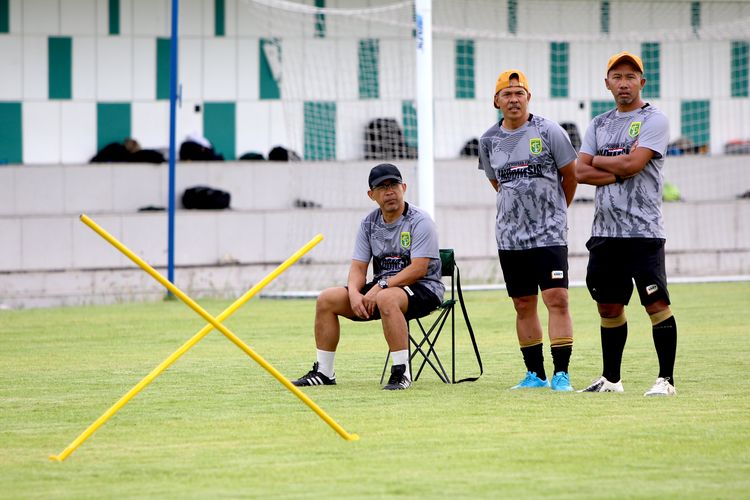 Pelatih kepala Aji Santoso, Mustaqim dan Uston Nawasi memperhatiakan pemain Persebaya Surabaya yang sedang melakukan latihan perdana jelang persiapan Liga 1 2022 di Lapangan ABC Stadion Gelora Bung Tomo Surabaya, Senin (9/5/2022) sore.