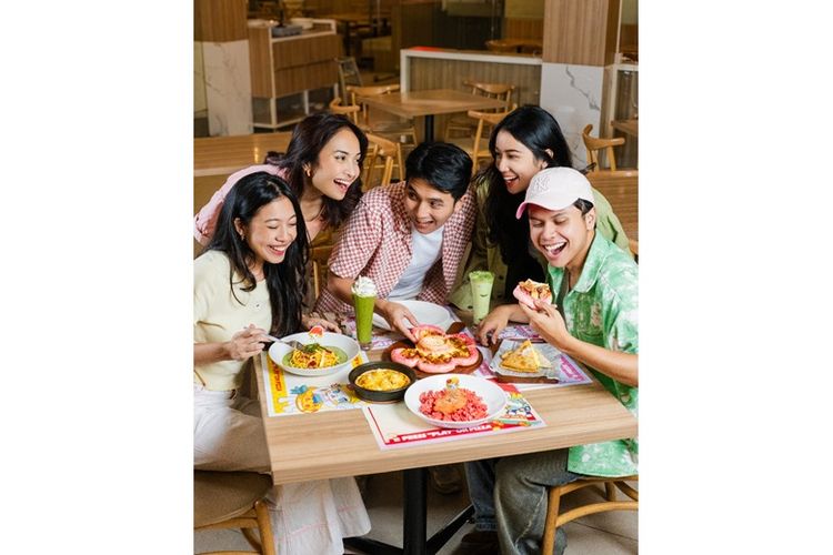 Menikmati Pizza Hut Molly's Pink Blossom hasil kolaborasi Pizza Hut Indonesia dengan Pop Mart