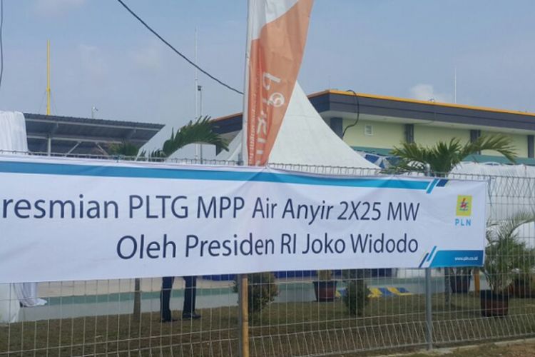 Spanduk peresmian MPP 2x 25 MW Air Anyir oleh Presiden Joko Widodo yang sempat menimbulkan salah persepsi.