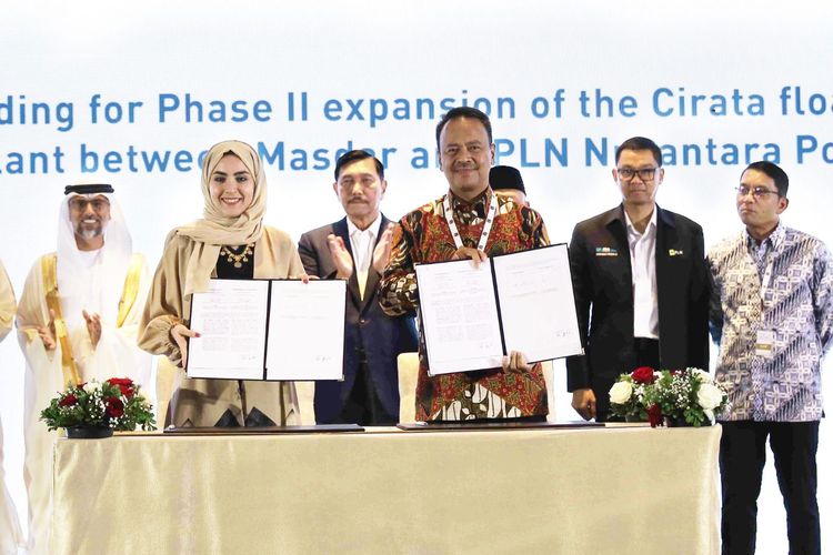PLN Nusantara Power dan Masdar, perusahaan energi Uni Emirat Arab (UEA) menandatangani Nota Kesepahaman pengembangan PLTS Terapung Cirata di Purwakarta, Jawa pada Kamis (21/9/2023).  