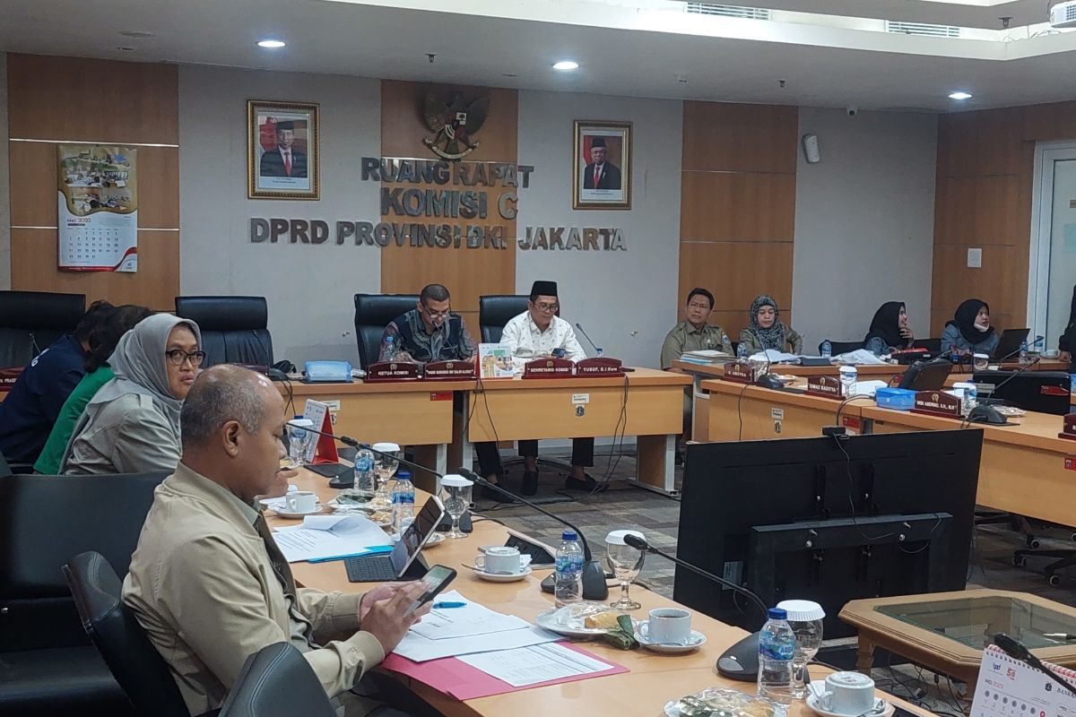Komisi C DPRD DKI Jakarta saat menggelar rapat bersama Badan Pengelola Keuangan Daerah (BPKD) DKI Jakarta di Gedung DPRD DKI Jakarta, Selasa (9/5/2023).
