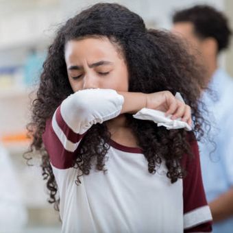 Penularan pneumonia dapat dicegah dengan empat langkah, salah satunya adalah menutup mulut dan hidung saat bersin atau batuk. 