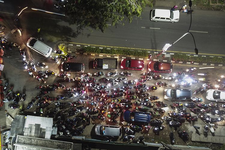 Sejumlah kendaraan terjebak kemacetan saat akan melintas di posko penyekatan mudik di Kedungwaringin, Kabupaten Bekasi, Jawa Barat, Minggu (9/5/2021). Pada H-3 jelang Hari Raya Idul Fitri 1422 H petugas gabungan dari TNI,Polri, Dishub dan Satpol PP memperketat penjagaan pemudik di perbatasan Kabupaten Bekasi dan Karawang.