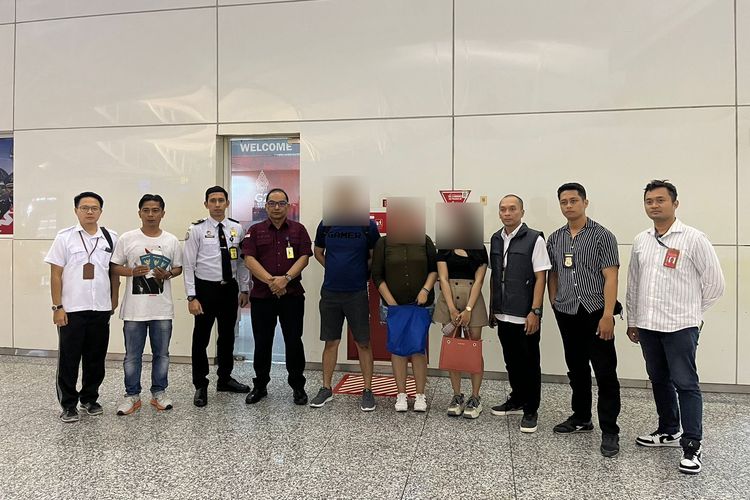 Tiga WNI saat diamankan petugas Imigrasi Bandara Ngurah Rai, Bali pada Rabu (26/7/2023). Ketiganya diduga diberangkatkan ke Kamboja sebagai pekerja migran ilegal