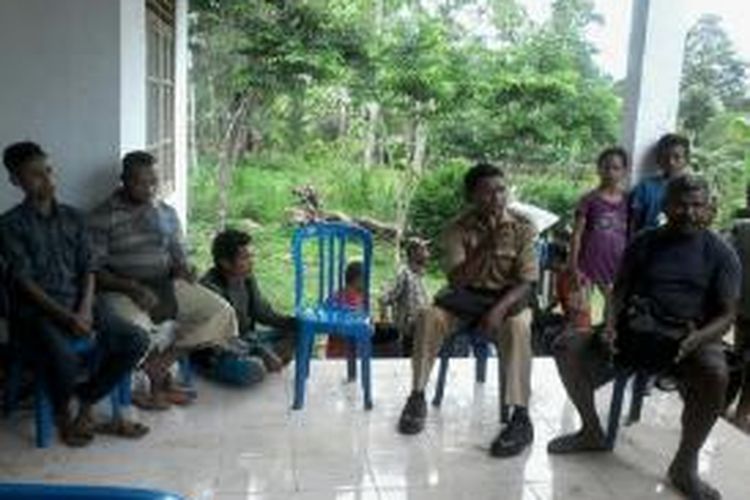 Kepala Desa Supul, Rista Liunima (tengah berpakaian dinas) saat bersama warganya