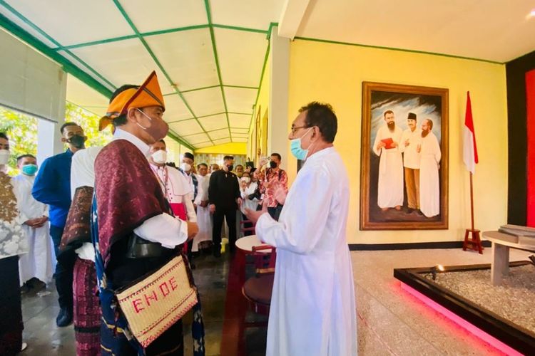 Presiden Joko Widodo saat meninjau Serambi Soekarno di Rumah Biara Santo Yosef di Kabupaten Ende, Provinsi Nusa Tenggara (NTT), pada Rabu (1/6/2022).