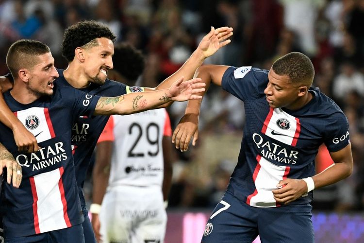 Penyerang PSG, Kylian Mbappe, merayakan gol bersama rekan setimnya, Marquinhos dan Marco Verratti, dalam laga pekan kedua Liga Perancis 2022-2023 di Stadion Parc des Princes, 13 Agustus 2022.