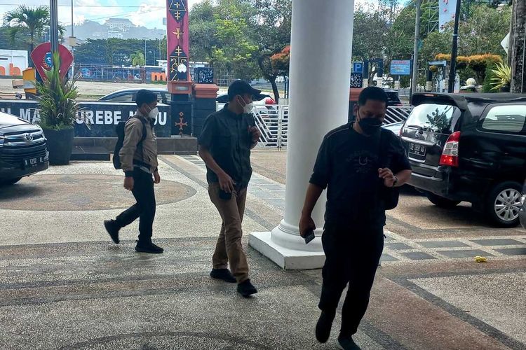 Pengidik KPK mendatangi kantor Wali Kota Ambon di Jalan Sultan Khairun untuk melakukan penggeledahan, Selasa (17/5/2022)