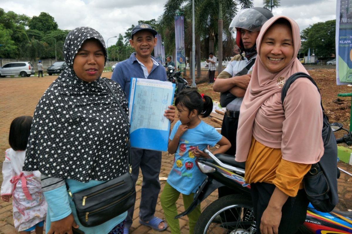 Faryati, seorang warga Kampung Tipar, Pondok Kelapa, Jakarta Timur membawa fotocopy kartu keluarga (KK) dan fotocopy KTP saat menyambangi Klapa Village sebagai lokasi awal pembangunan program rumah DP 0 rupiah, Sabtu (20/1/2018).