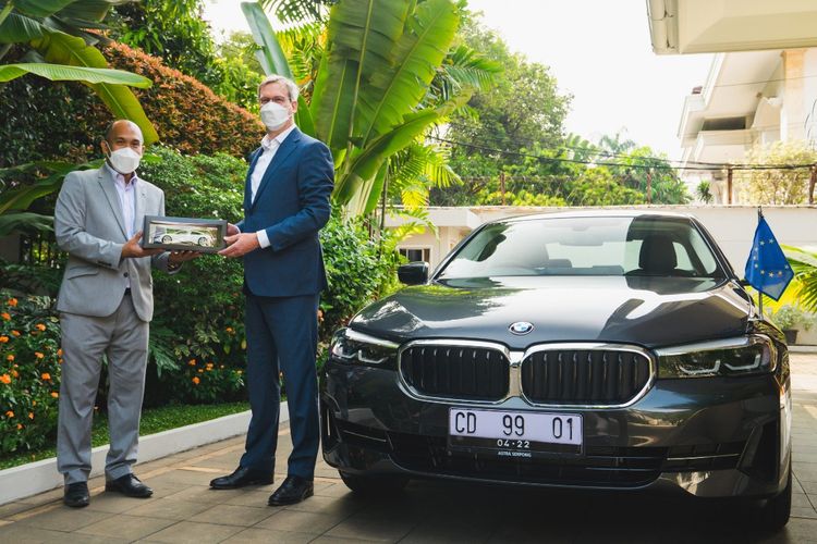 BMW Group Indonesia serahka 530e iPerformance PHEV untuk delegasi Uni Eropa